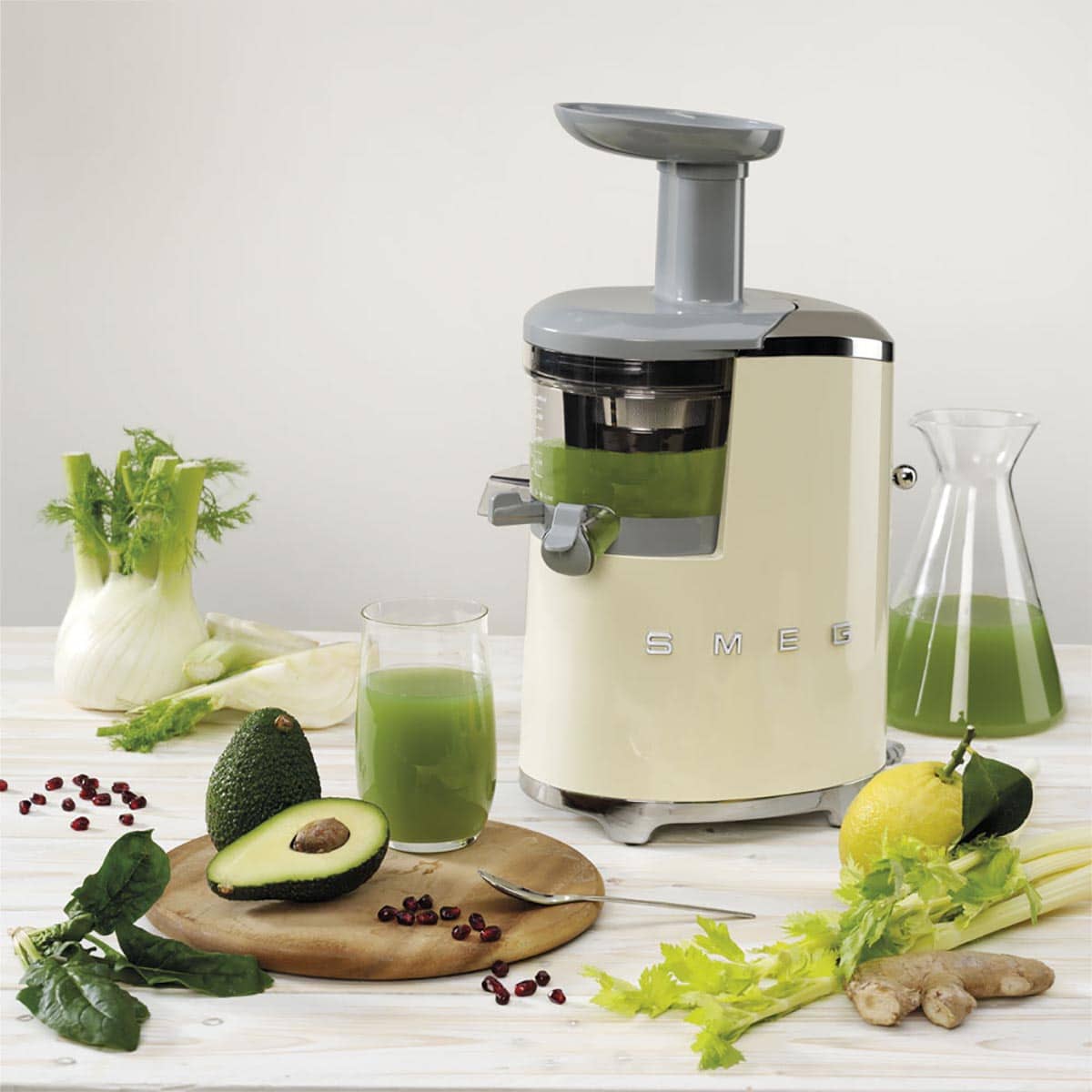 Mobilmarket - Negozi di Arredamento e Cucine a Firenze, Arezzo, Prato e Figline Valdarno - Elettrodomestici di design per una colazione perfetta Estrattore di succo smeg